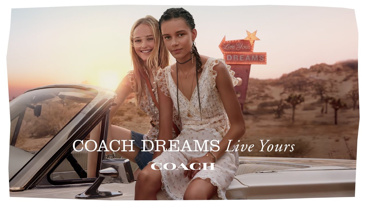 Coach Dreams Eau De Parfum Travel Set With Bag 7.5ml กลิ่นผสมผสานของผลไม้สดลูกแพร์ฉ่ำและส้ม ตามมาด้วยดอกพุด ดอกแคคตัส และดอกกระบองเพชร