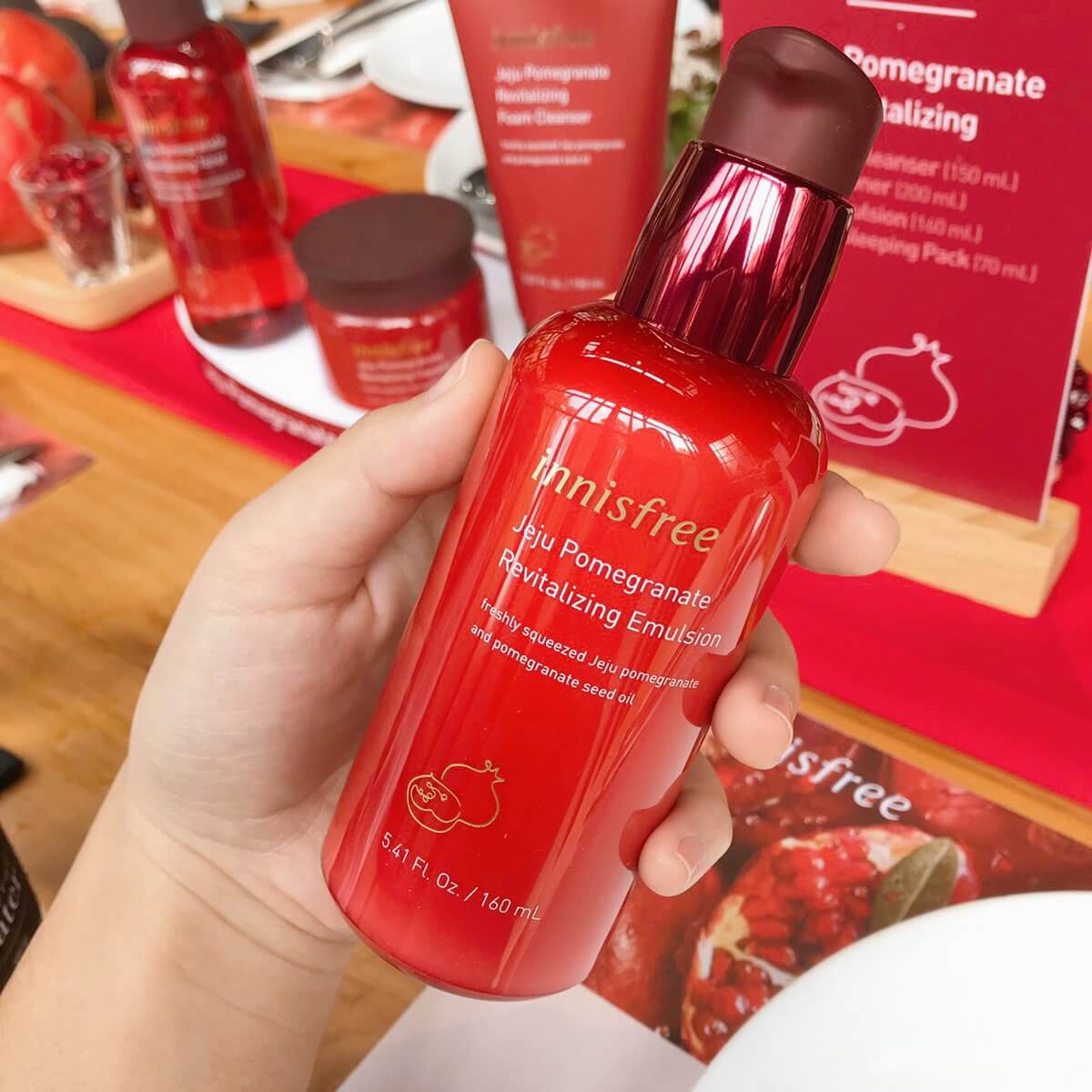 Innisfree Jeju Pomegranate Revitalizing Emulsion 15 ml  สารสกัดจากน้ำทับทิมให้ผิวเปล่งประกายเป็นสองเท่า ด้วยประสิทธิภาพของทับทิมและน้ำมันเมล็ดทับทิมจากเชจู   แก้ไขและป้องกันสัญญาณของริ้วรอยก่อนวัย กักเก็บความชุ่มชื้นของน้ำ ให้ผิวชุ่มชื่นพร้อมปรับสมดุลระดับน้ำและน้ำมันของผิว